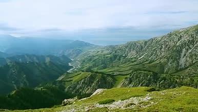 新疆伊犁山脉草原及高架桥视频的预览图